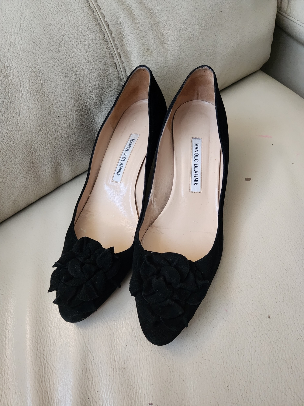 Manolo Blahnik Black Suede Pointed Toe Pumps with Flower Applique